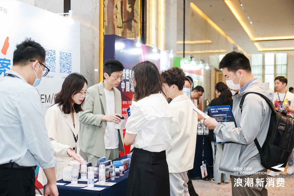 Rihua Cloud at New Wave Brand Conference